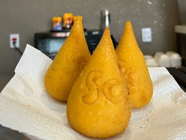 Coxinha de carne de sol do Sabor de Mãe, salgados tamanho lanche